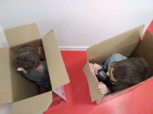 Zabawa dzieci w pudłach, fot. Marta Uszko-Baraniak